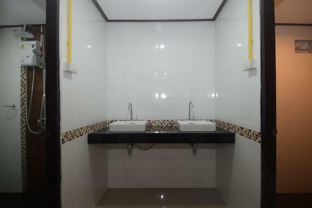 Laila​ Place Hotell Ko Lanta Exteriör bild
